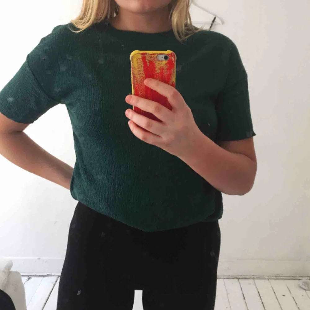 Så fin t-shirt i skirt smaragdgrönt material, med lite längre ärmar. Dessutom är den vågig i nederkanten!🥰 (Stretchig och passar mig bra, jag bär vanligtvis S-M). Toppar.