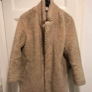  - Teddyjacka i fint skick. Använd en vinter. 