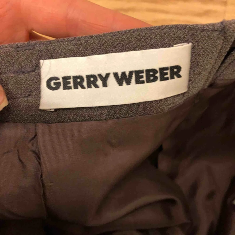 Gerry weber kjol, fin skick . Hämtas från hornstull. Kjolar.