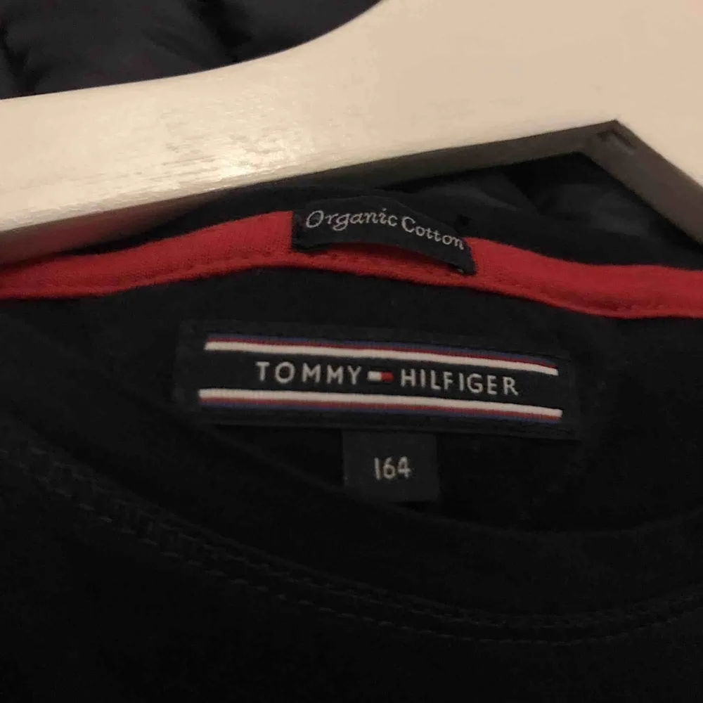 Tommy Hilfiger långärmad tröja använd 2 gånger Storlek 164 som nj ser men passa mig som har xs/s  170 kr ink frakt elr möttas upp inom Stockholms området för 150kr  Köpt för 499 på NK kids . Skjortor.