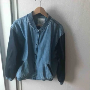  - Jeans/baseball jacka från monki  Frakt ingår ej