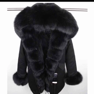  - Tänkte bara kolla om någon är intresserad av denna jacka! Äkta päls på utsidan, använd några gånger Hade tänkt sälja den om några veckor! Hör av er! 