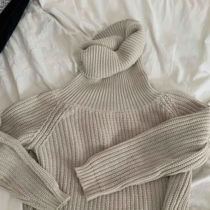  - Varm tröja i beige/benvit färg. Använd 1 gång. Du står för frakten 