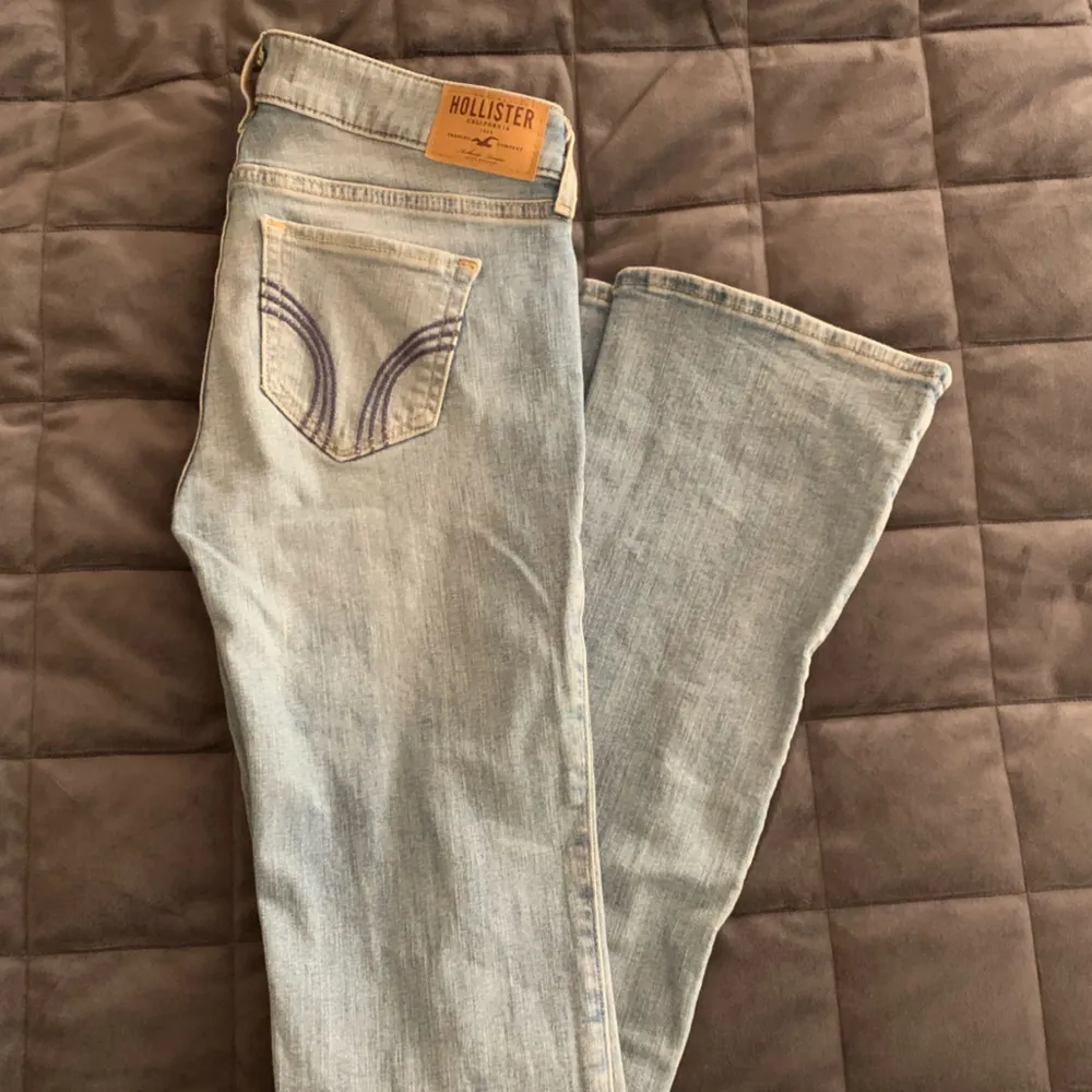 Bootcut jeans från hollister, knappt använda! Frakt ingår!. Jeans & Byxor.