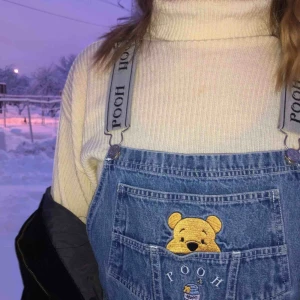  - Coola och gulliga hängselbyxor från Disneys egna märke! Jag köpte dem från beyond retro och har knappt använt dem. Kan mötas upp kring Stockholm! Pris kan diskuteras;)