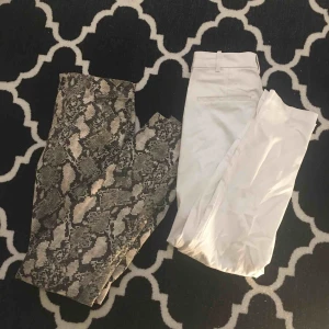 - Säljer ett par jeans med orm mönster, köpt på h&m för 300kr använda 1 gång, storlek 38 men väldigt små i storleken så passar mig som har Xs/S. Säljer också ett par kostym byxor från h&m aldrig använda, storlek 36, Säljer båda för 350kr. Bra skick!!😊