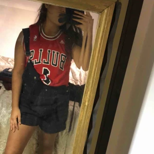  - Äkta Chicago bulls, nypris 599kr men säljer för den är lite liten för mig! Skick:7/10 