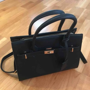  - Svart väska, använd endast få gånger