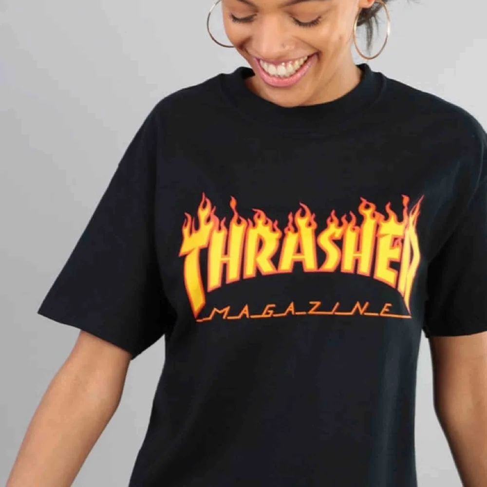 Thrasher T-shirt inköpt på zumiez i new york, säljs pga att jag har bytt stil. Storlek xs men passar även s! Väääldigt bra skick!! Pris är inklusive frakt!. T-shirts.