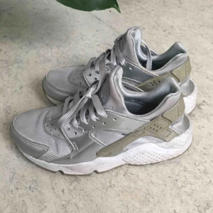  - Nike huarache i silver. Skorna säljs då dom är för små. Skorna är använda men fortfarande snygga.  Köparen betalar frakt.