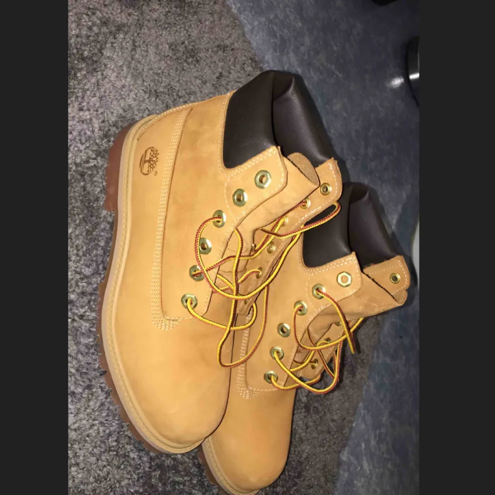 Ett par helt oanvända Timberland skor.   Nypris:1000kr Mitt pris:500. Skor.