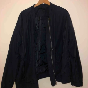  - marinblå bomberjacka storlek 50. Oanvänd. Frakt tillkommer!