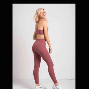  - Nytt supersnyggt träningsset från det populära märket FLEXXFIT. Tightsen har fickor vid sidan av låren där man kan lägga mobil/nycklar-supersmidigt! Tightsen är i storlek S och sport-bhn är i storlek M, tycker dock den är liten och passar en S också.