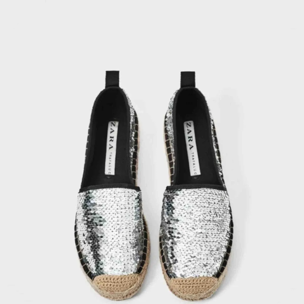 Espadriller från zara. Aldrig använda. Normal 38. Möts upp i Skanstull. Om de behövs fraktas står Köpare står för frakten. . Skor.