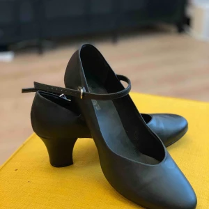  - KARAKTÄRSSKOR  Ett par osulade karaktärsskor från So Danca i storlek 9 (EU 39) som är använda tre månader. Därav är de i oerhört bra skick och om de sulas är de som nya!  Nypris från dansbutiken i Stockholm är 695kr.  Pris 450kr (+ eventuell frakt)
