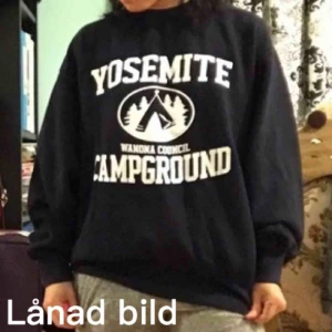  - Superfin mööörkblå sweatshirt från Brandy Melville som tyvärr inte används. Märkt S men passar XS-L. Har använt den 1 gång så absolut nyskick! Nypris runt 500-550 vad jag kan minnas. Kan mötas upp i Stockholm eller skicka mot fraktkostnad (gissar 63:-)