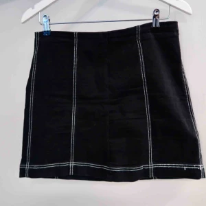  - Kjol med kontrast sömmar från Forever21!  Super skönt material som är strechigt o följer figuren bra! 