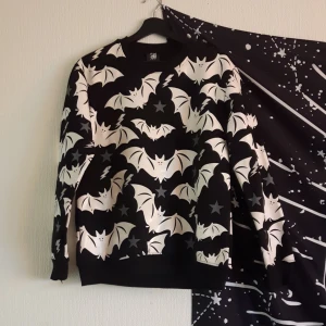  - Tjocktröja från killstar.  Äldre modell så svårt att få tag på.  Står XL i storlek men skulle säga att den passar mer någon som är S/M även xs om man vill ha den overzise.   Frakt tillkommer vid köp, kan även hämtas upp i Malmö eller Hässleholm.  