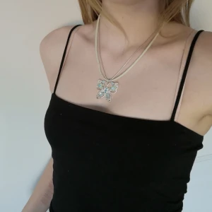  - Fint silvrigt halsband! Frågor? Tveka inte att skriva :)  Frakt ingår🌹