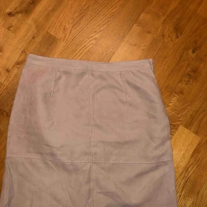  - Kjol i mockaimitation