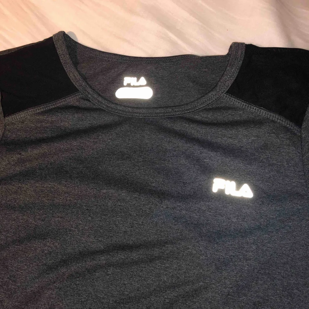 Säljer mina 2 fila t-shirts som jag köpte i Australien. Den svarta t-shirten var vanlig med fila tryck på, går att använda när som! Den gråa är för träning. Har aldrig använt den för inte hunnit! Om man köper båda blir det 300kr tsm med gratis frakt❤️. T-shirts.