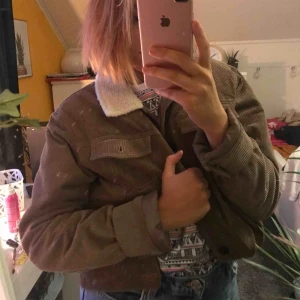  - Manchester jacka med vitt foder. Frakten går på runt 100 kr ❤️