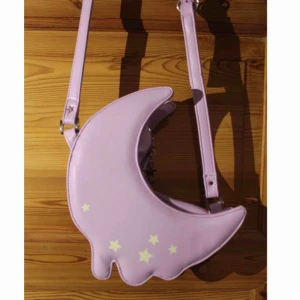  - Otroligt söt väska, köpt för ca 300 kr men helt oanvänd och splitterny! Det får plats mycket inuti och innerfack finns. Bandet är justerbart.