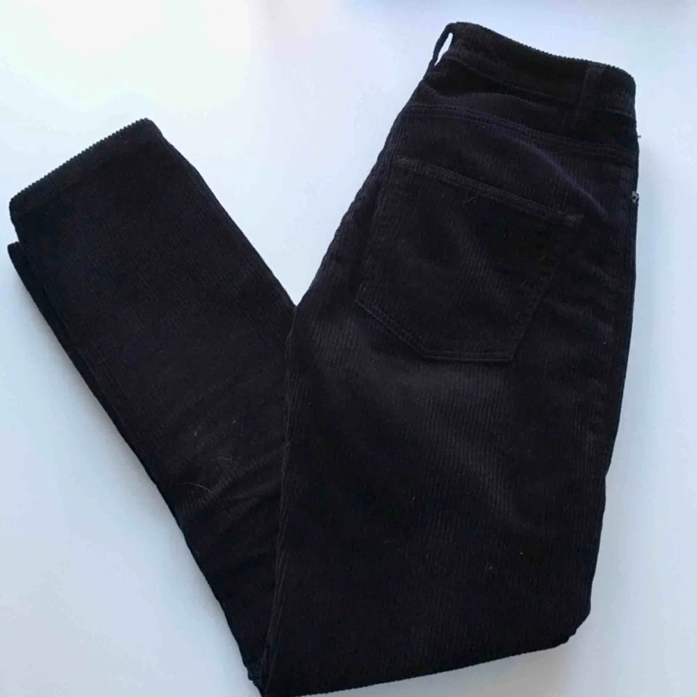 Svarta manchesterbyxor från Monki. Jeans & Byxor.