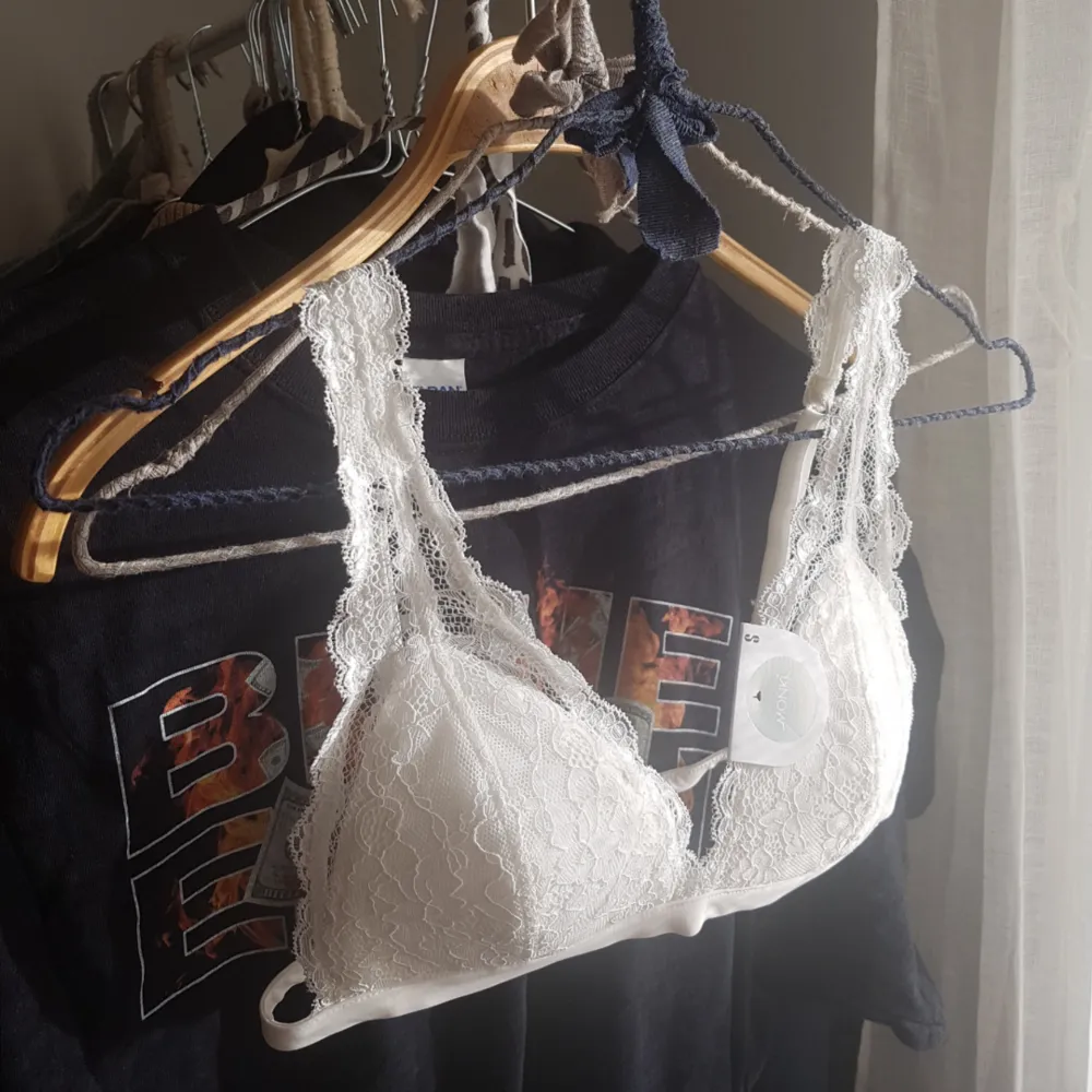 Helt ny vit bralette med spets och lapparna kvar (kostade 150 från början). Övrigt.