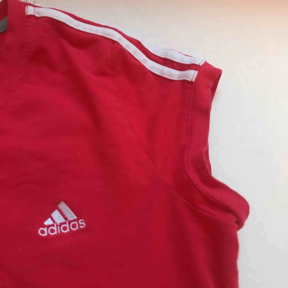 Crop top adidas strl s. Sitter tight på kroppen. Frakt ingår ej i priset. Kan mötas upp i Stockholm💕. Toppar.