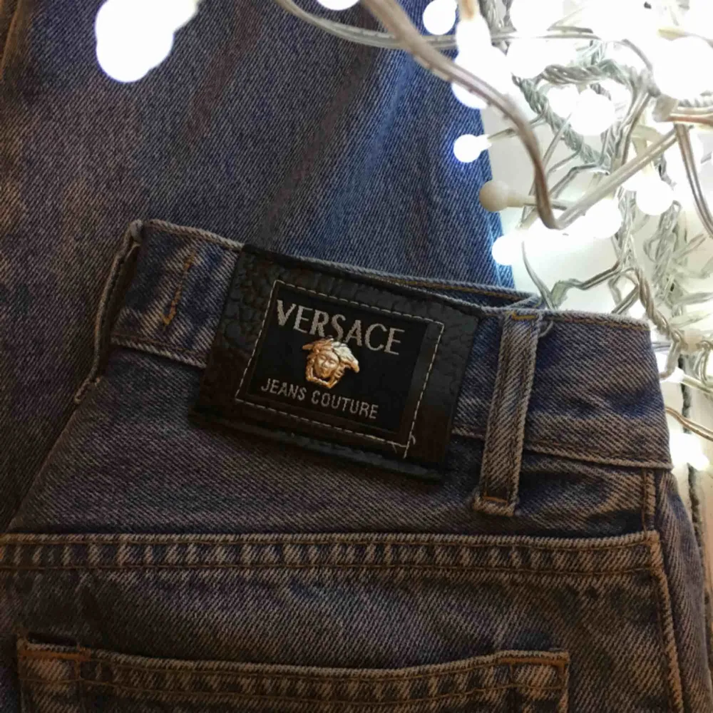 Svinsnygga versacejeans  i mycket bra skick. Köparen står för frakt💘🥰. Jeans & Byxor.