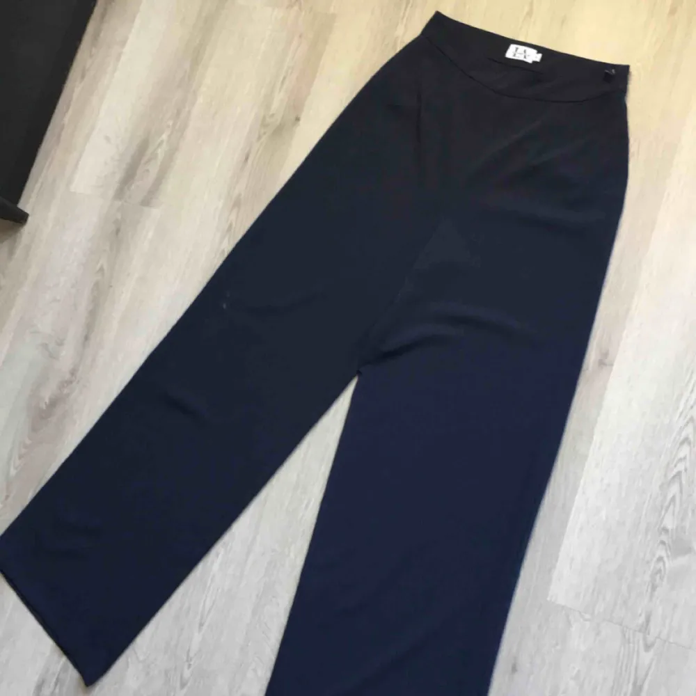 Ett par mörkblå byxor från en nakd kollektion med Linn Ahlborg. Dom är aldrig använda. Köparen står för frakt . Jeans & Byxor.