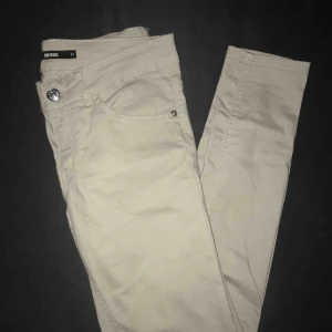  - Superfina, nästintill oanvända, byxor från BikBok, i en kall beige färg.  Strl M men jag som har både S och M på byxor kan ha dem, upplever dem stretchiga! 160kr inkl spårbar frakt!😋