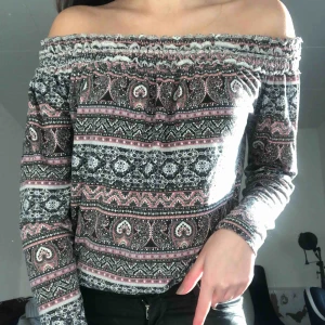  - Mönstrad off shoulder topp från Bik Bok i storlek XS. Mycket fint skick, använd endast få gånger. Köparen står för frakt om så önskas. 