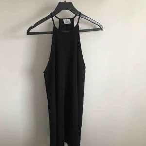  - Kort svart klänning. Köpare står för frakt.