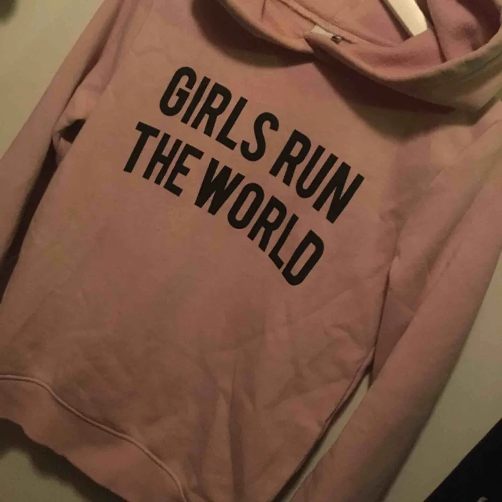 Rosa hoodie från Ginatricot, endast använd fåtal gånger! . Hoodies.