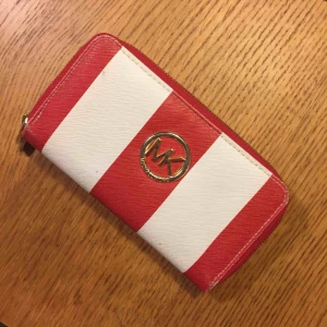  - Michael Kors plånbok. Skicka mig ett meddelande om du vill se fler bilder på facken osv. Pris kan diskuteras vid snabb affär! 