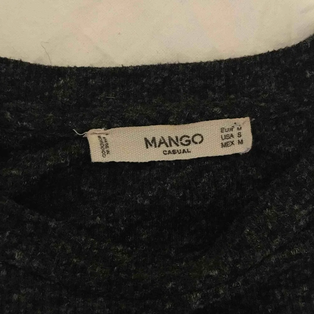 Tröja med volanger från mango, står att det är storlek M i men skulle rekommendera den till någon med storlek XS/S (jag har XS). Toppar.