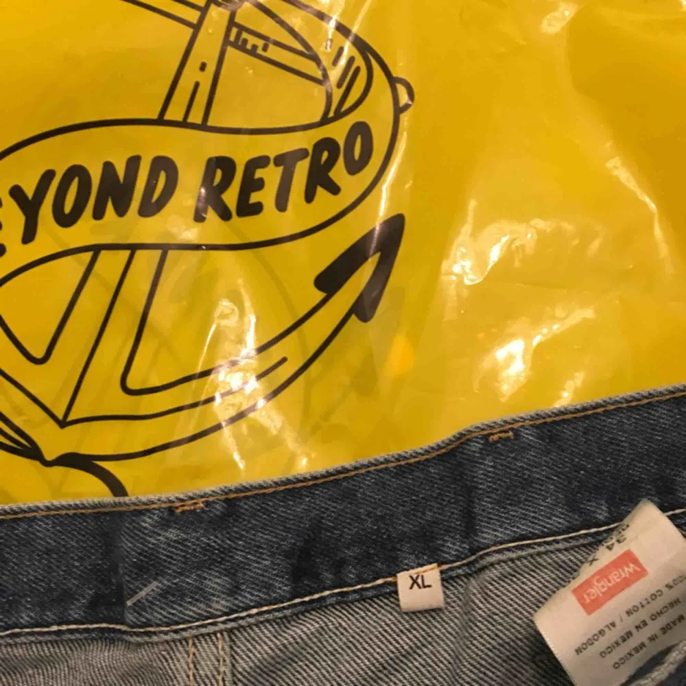 Helt oanvända boyfriend jeans från Wranger, men köpt på secondhand.  Står storlek XL men skulle klassa det som L. Jeans & Byxor.