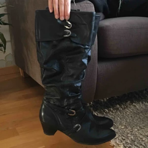  - Snygga skinnstövlar! Bootsinspirerade. Välanvända men inte slitna förutom ett litet hål på insidan av ena stöveln