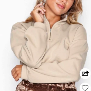  - croppad biege sweatshirt från Nelly som aldrig har kommit till användning. prislappen finns kvar. passar som M/L/XL beroende på hur man vill att den ska sitta. köparen står för frakten