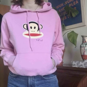 - Rosa hoodie från Paul Frank. Köpt second hand. Står ingen storlek, men jag skulle säga att den är mellan XS/S. Jag är normalt en storlek S. Nästan perfekt skick. Kan eventuellt mötas i Stockholm. Frakt tillkommer. Hör av dig om du har frågor! :)