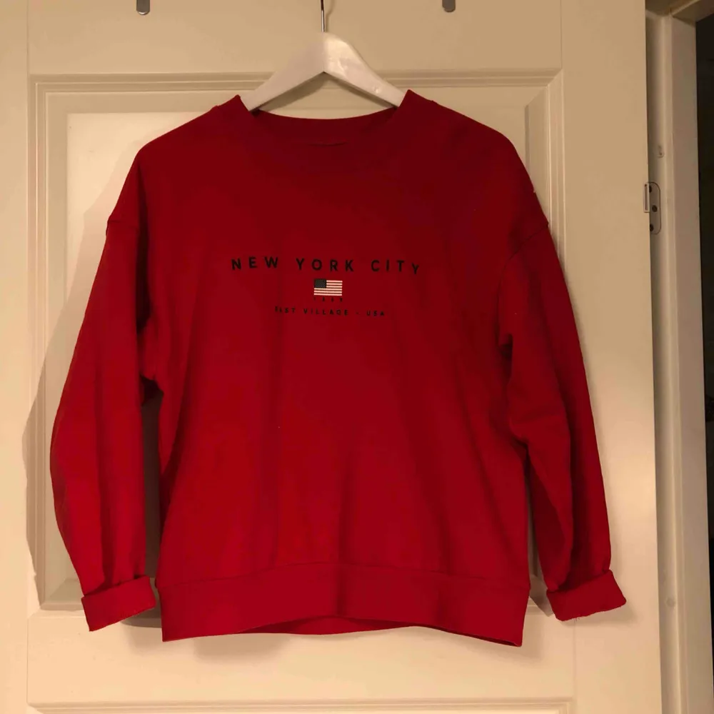 Röd sweatshirt från Ginatricot Priset är inklusive frakt🥳. Hoodies.