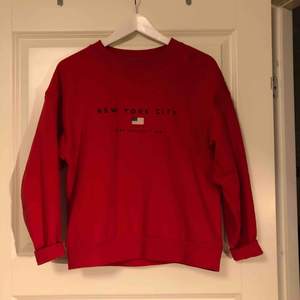 Röd sweatshirt från Ginatricot Priset är inklusive frakt🥳