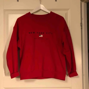  - Röd sweatshirt från Ginatricot Priset är inklusive frakt🥳