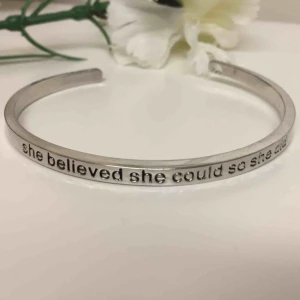  - ”She believed she could do she did”  Frakten är inräknat i priset! 
