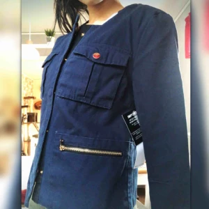 Jacka - Mörkblå jacka i stl. 34 från Nelly.com Oanvänd med lappar kvar. Frakten ingår i priset❤️