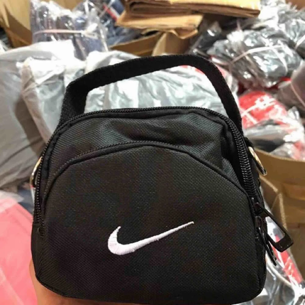 Nike väska kopia Aldrig använda, prislappar och förpackning är kvar Kan mötas upp i Stockholm eller köparen står för frakt. Accessoarer.