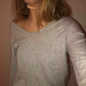  - Off the shoulder stickad tröja.  Storlek S