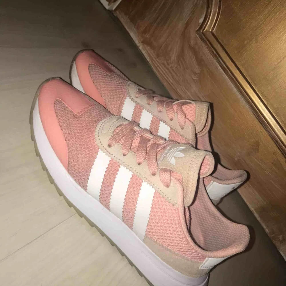 Super sköna o fina rosa Adidas skor, bara använda ett par gånger! . Skor.